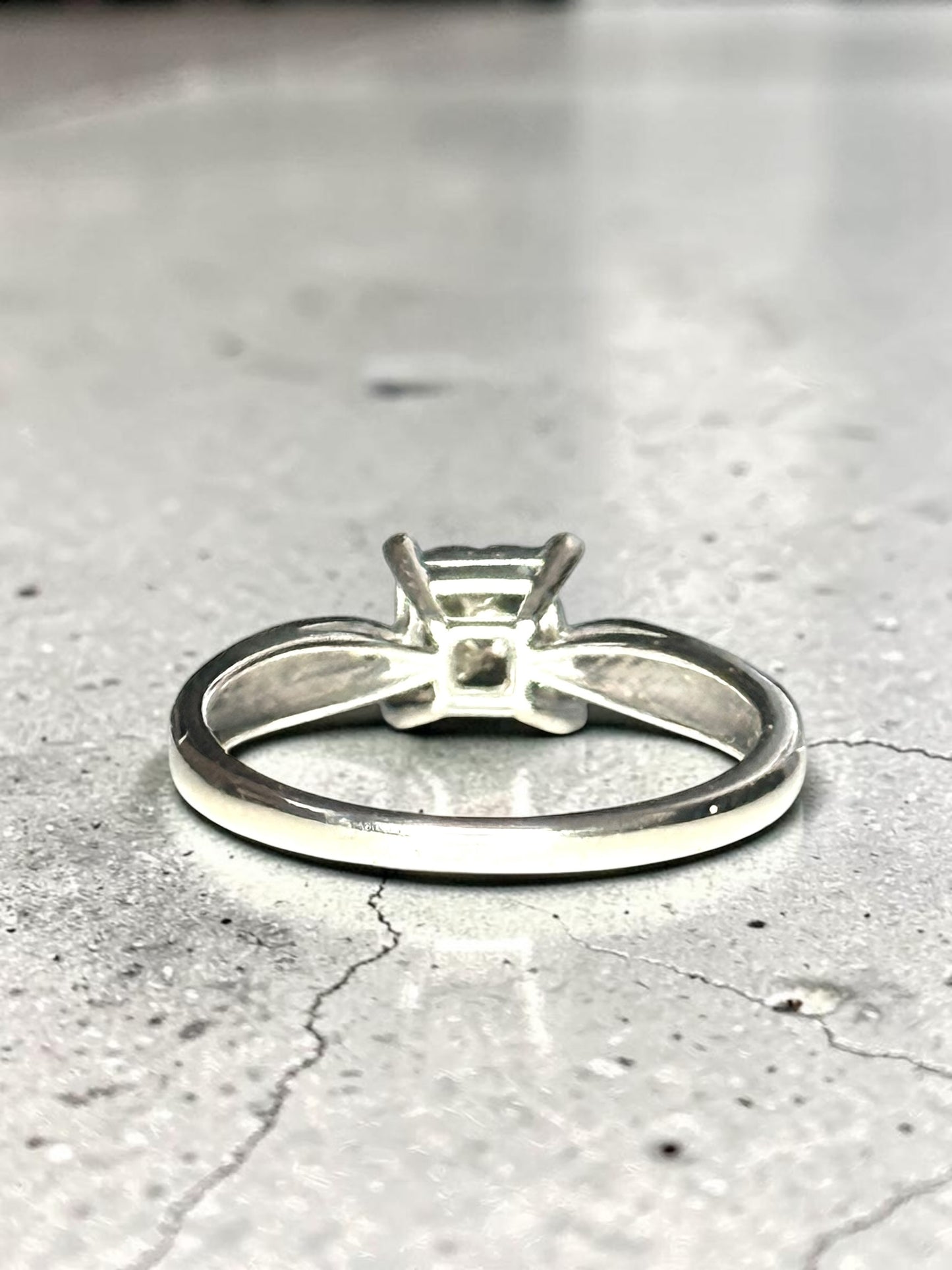 Gorgeous 9ct White Gold Diamond Cluster Ring