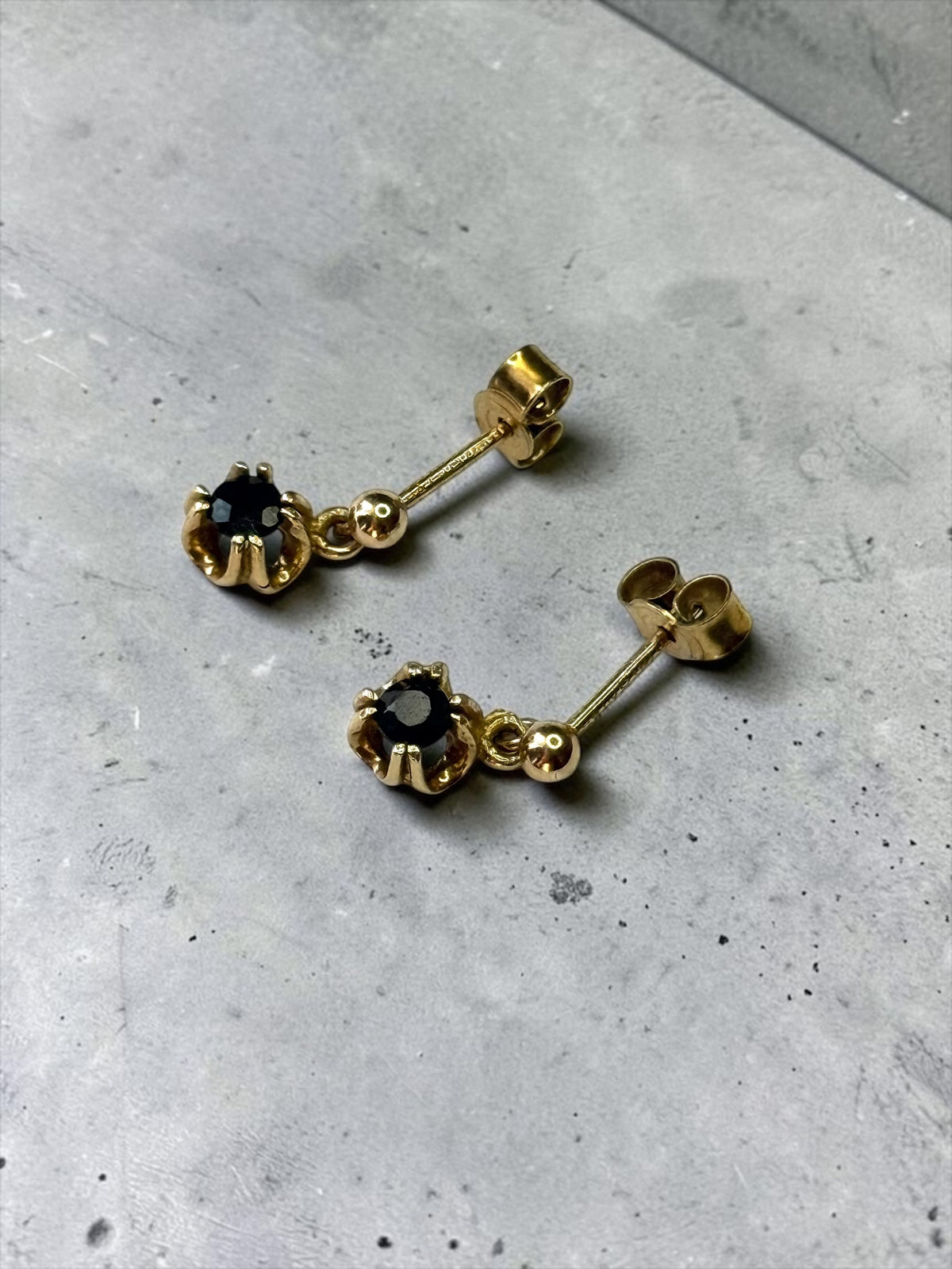 Vintage Natural Sapphire 9k Gold Stud Earrings Goldsmiths Hallmarked