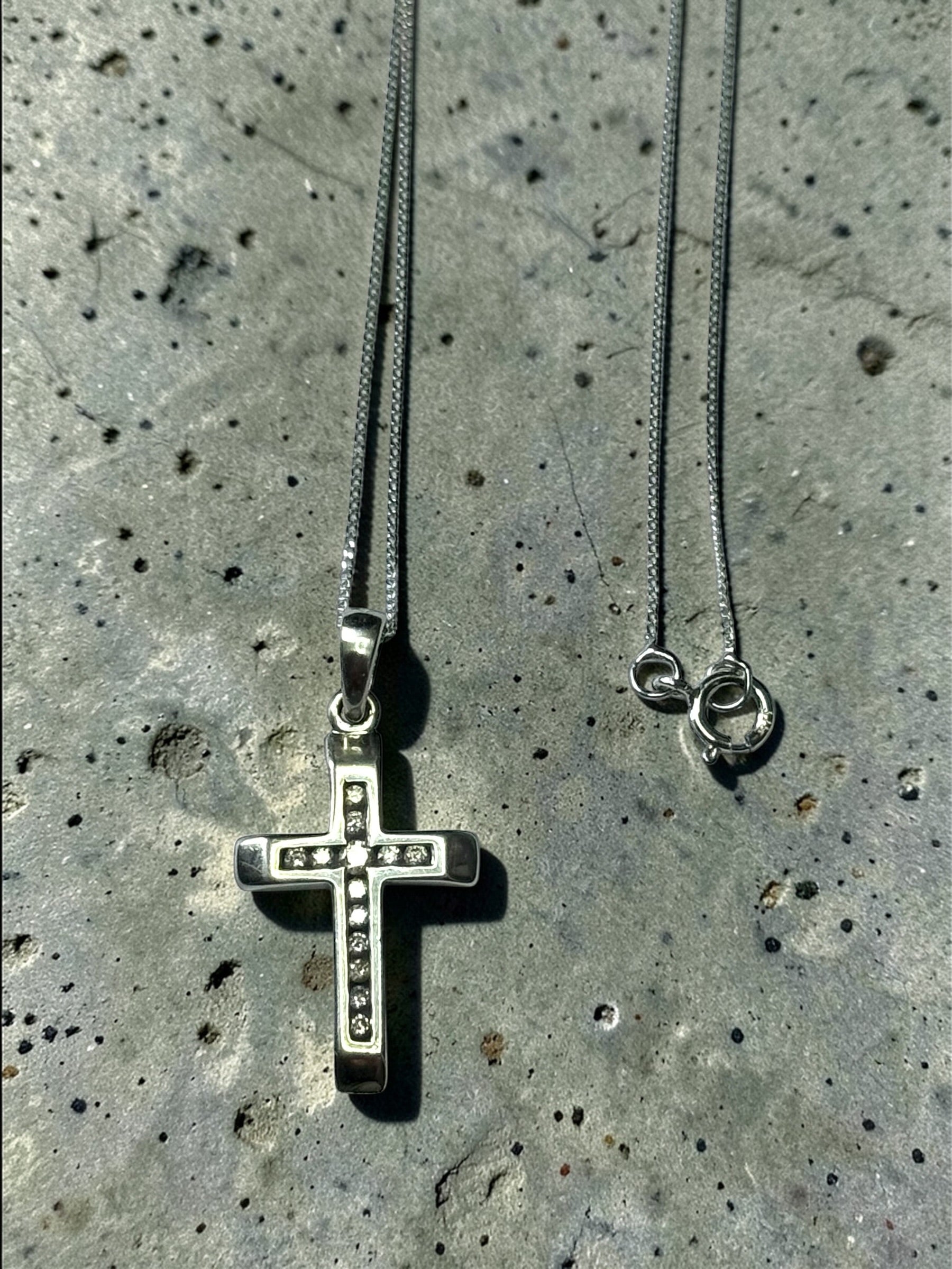 9ct White Gold Diamond Cross & 18" Chain