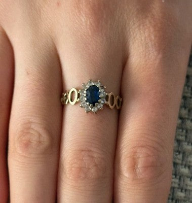 Pretty Vintage Synthetic Blue & White CZ Gem Halo 9ct Gold Ring