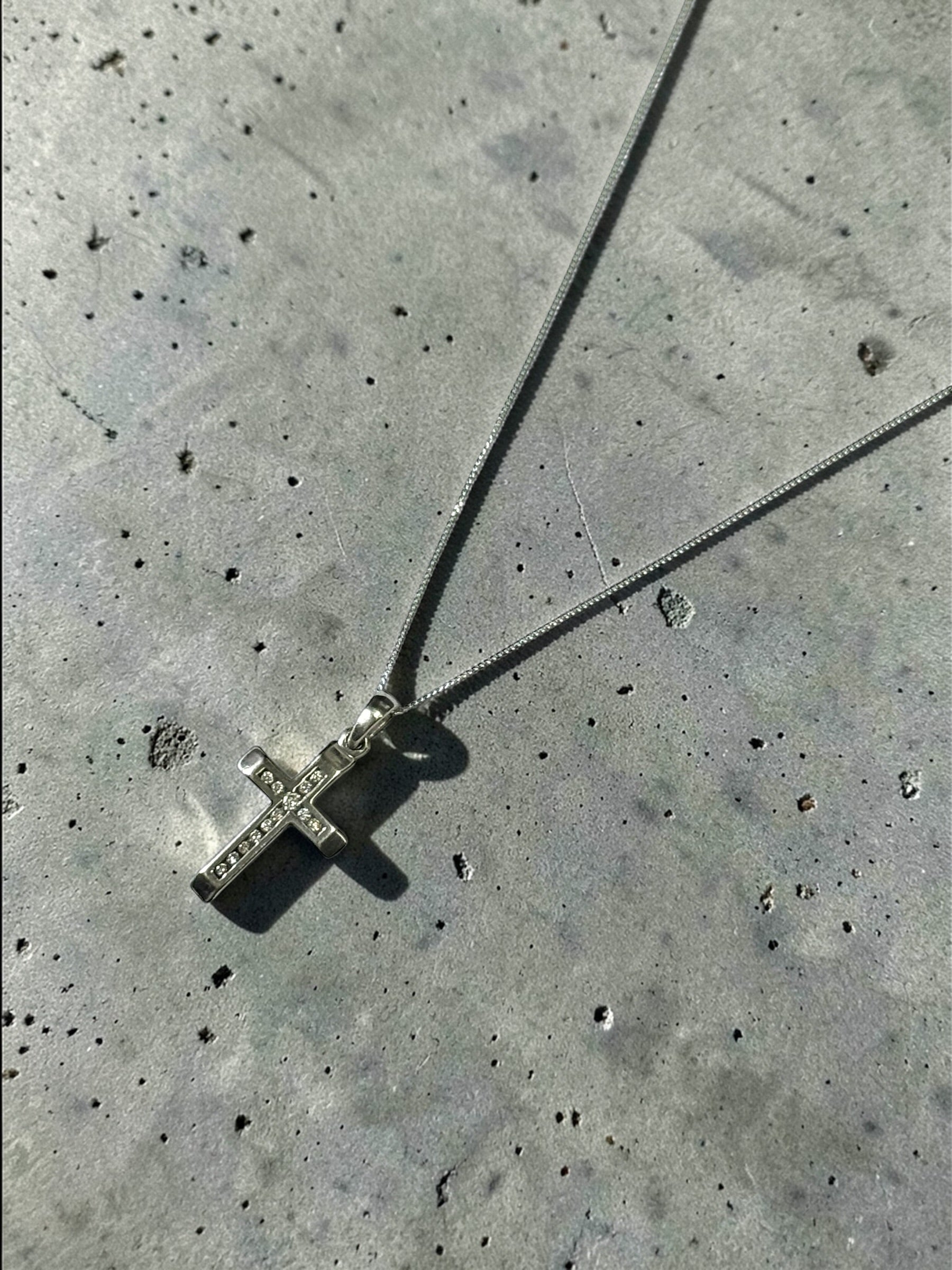 9ct White Gold Diamond Cross & 18" Chain