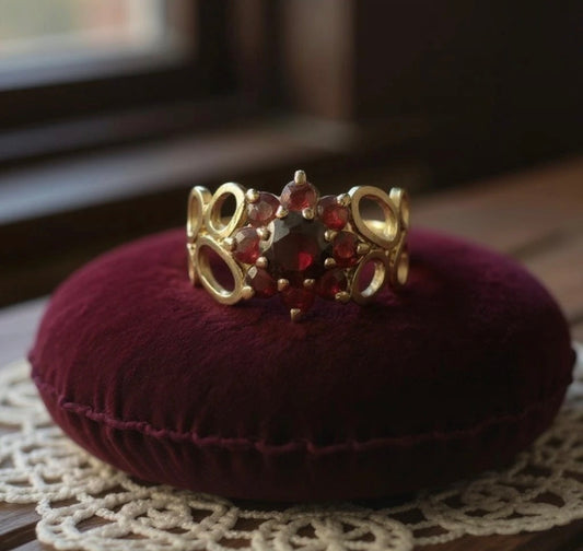 Vintage 1972 Garnet Decorative 9ct Gold Ring