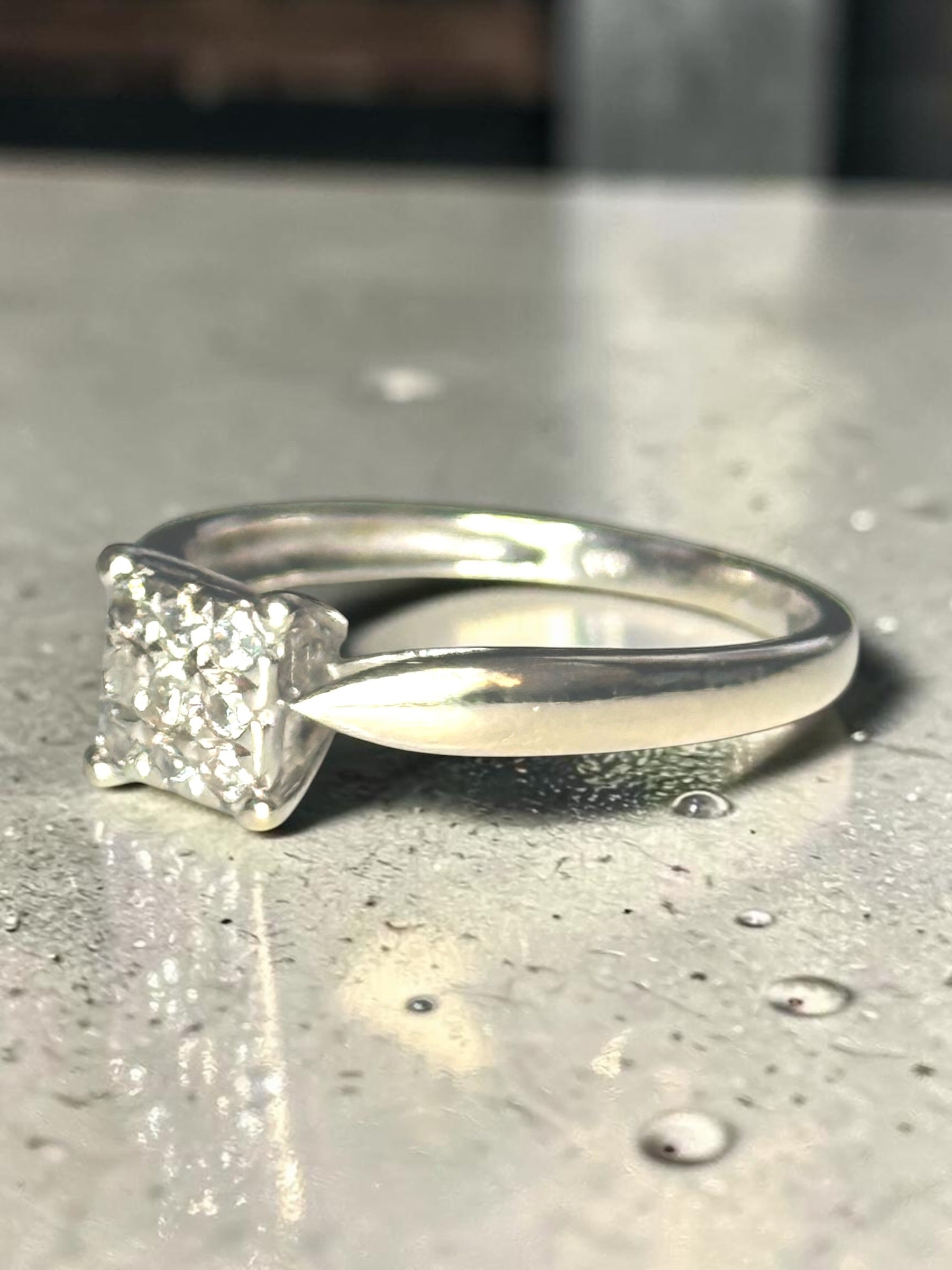 Gorgeous 9ct White Gold Diamond Cluster Ring