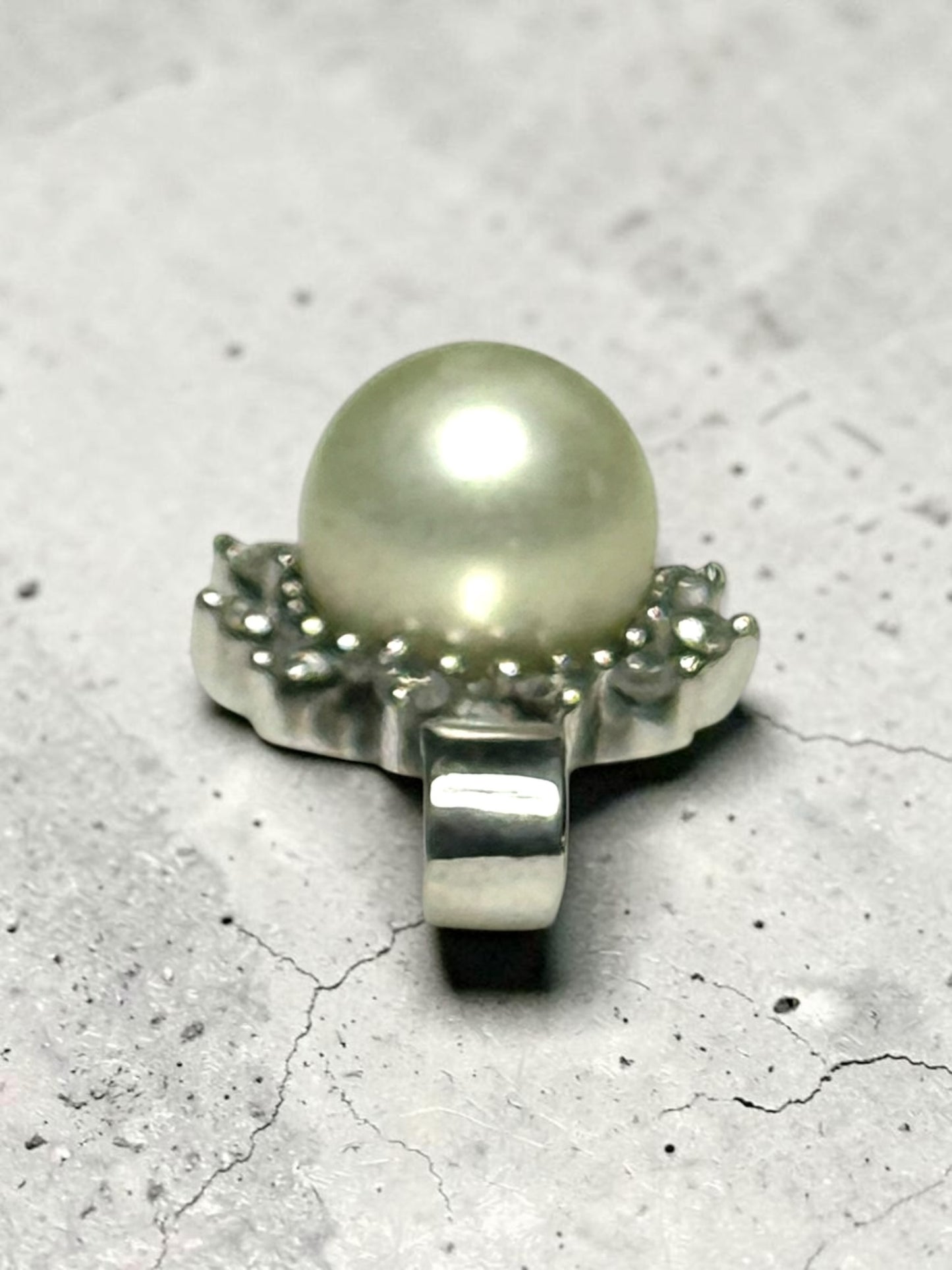 Pretty 9k White Gold Cultured Pearl & Diamond Pendant & 9K 18" Chain