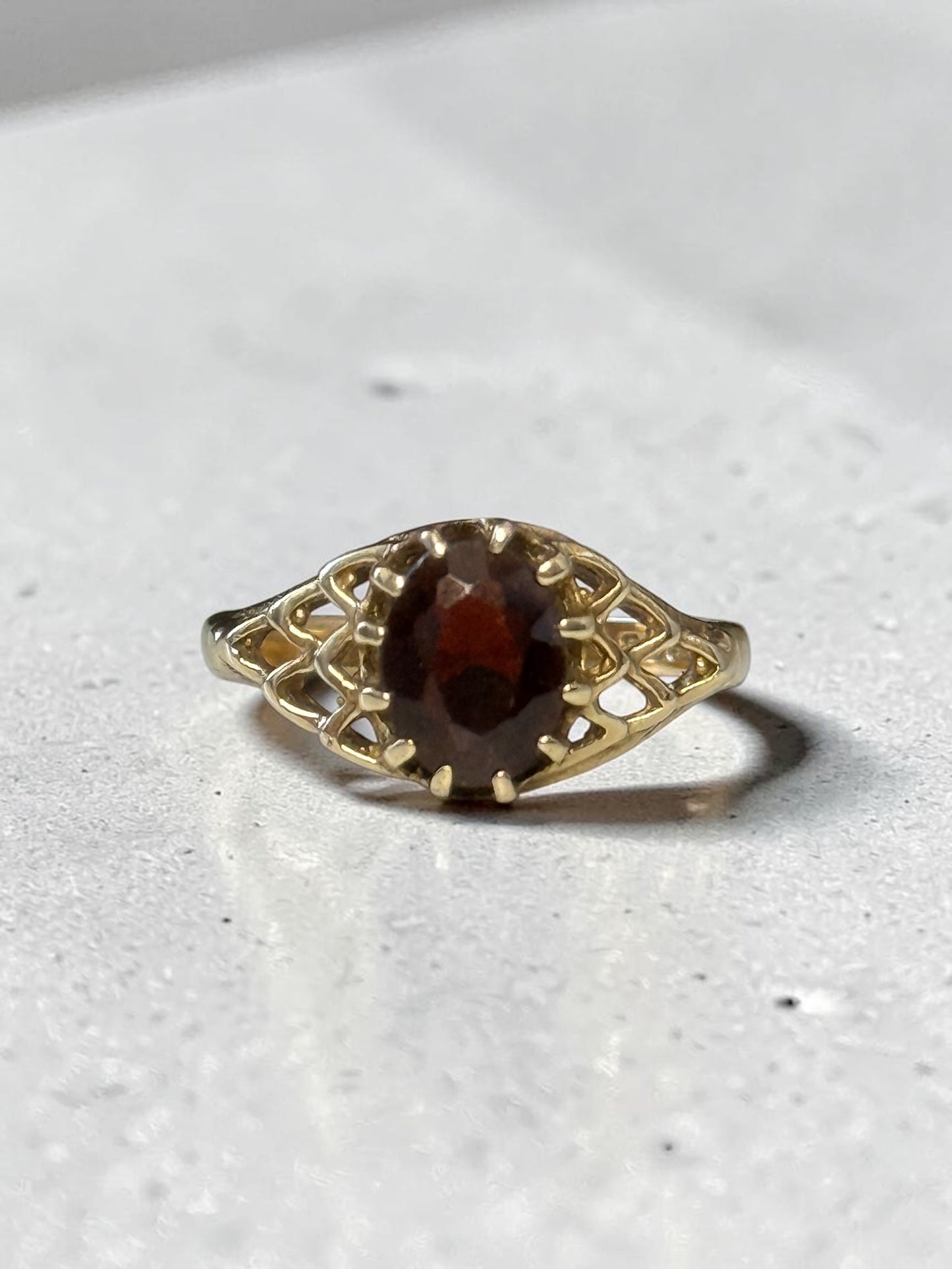Vintage Garnet Decorative Solitaire 9K Gold Ring Hallmarked