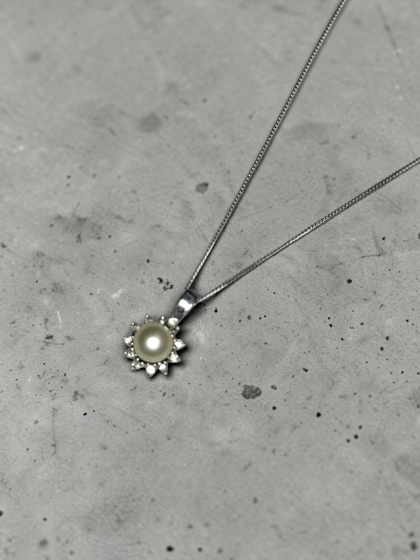 Pretty 9k White Gold Cultured Pearl & Diamond Pendant & 9K 18" Chain