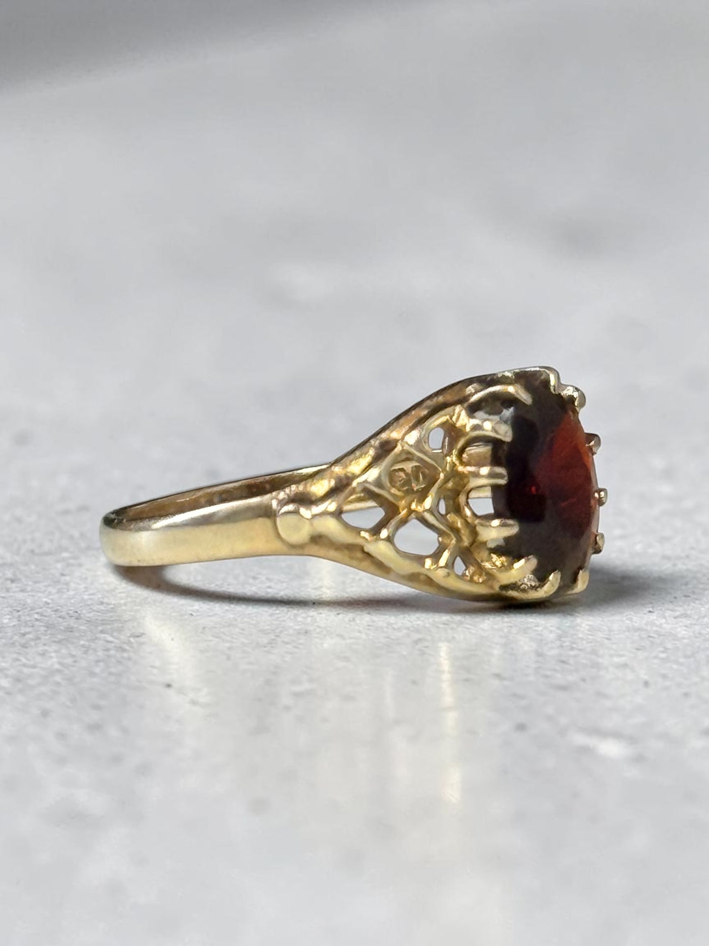 Vintage Garnet Decorative Solitaire 9K Gold Ring Hallmarked