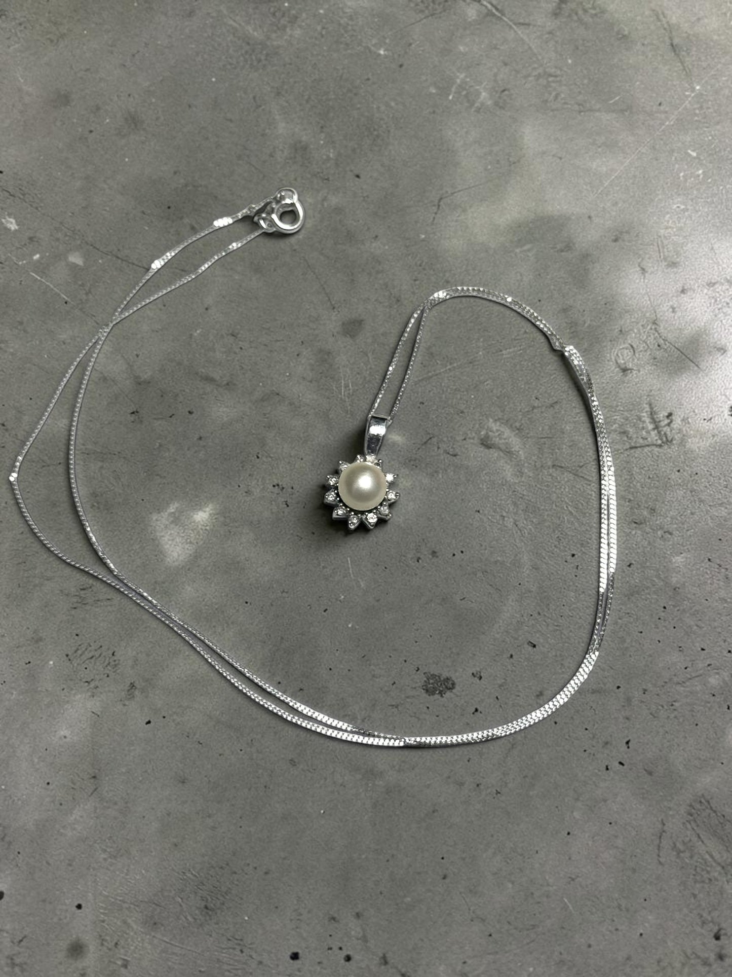 Pretty 9k White Gold Cultured Pearl & Diamond Pendant & 9K 18" Chain