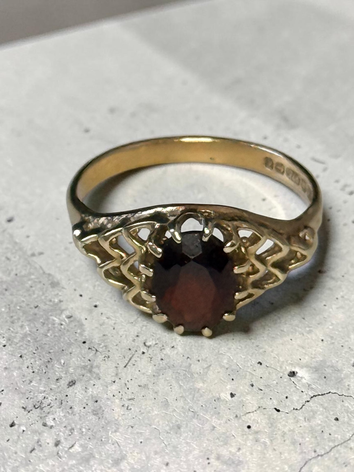 Vintage Garnet Decorative Solitaire 9K Gold Ring Hallmarked