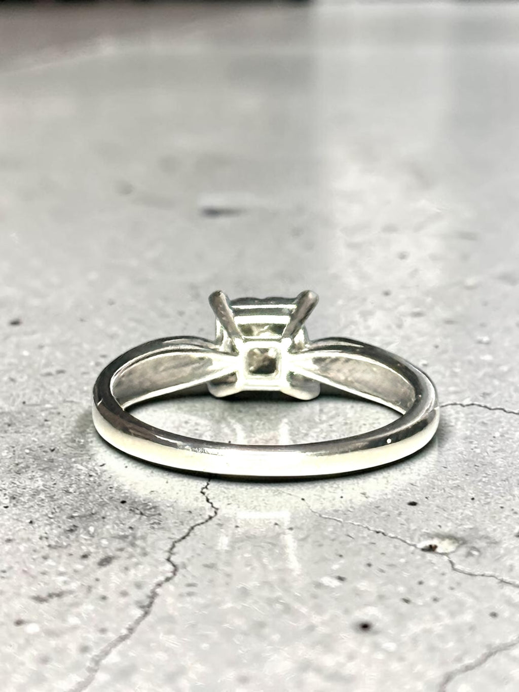 Gorgeous 9ct White Gold Diamond Cluster Ring