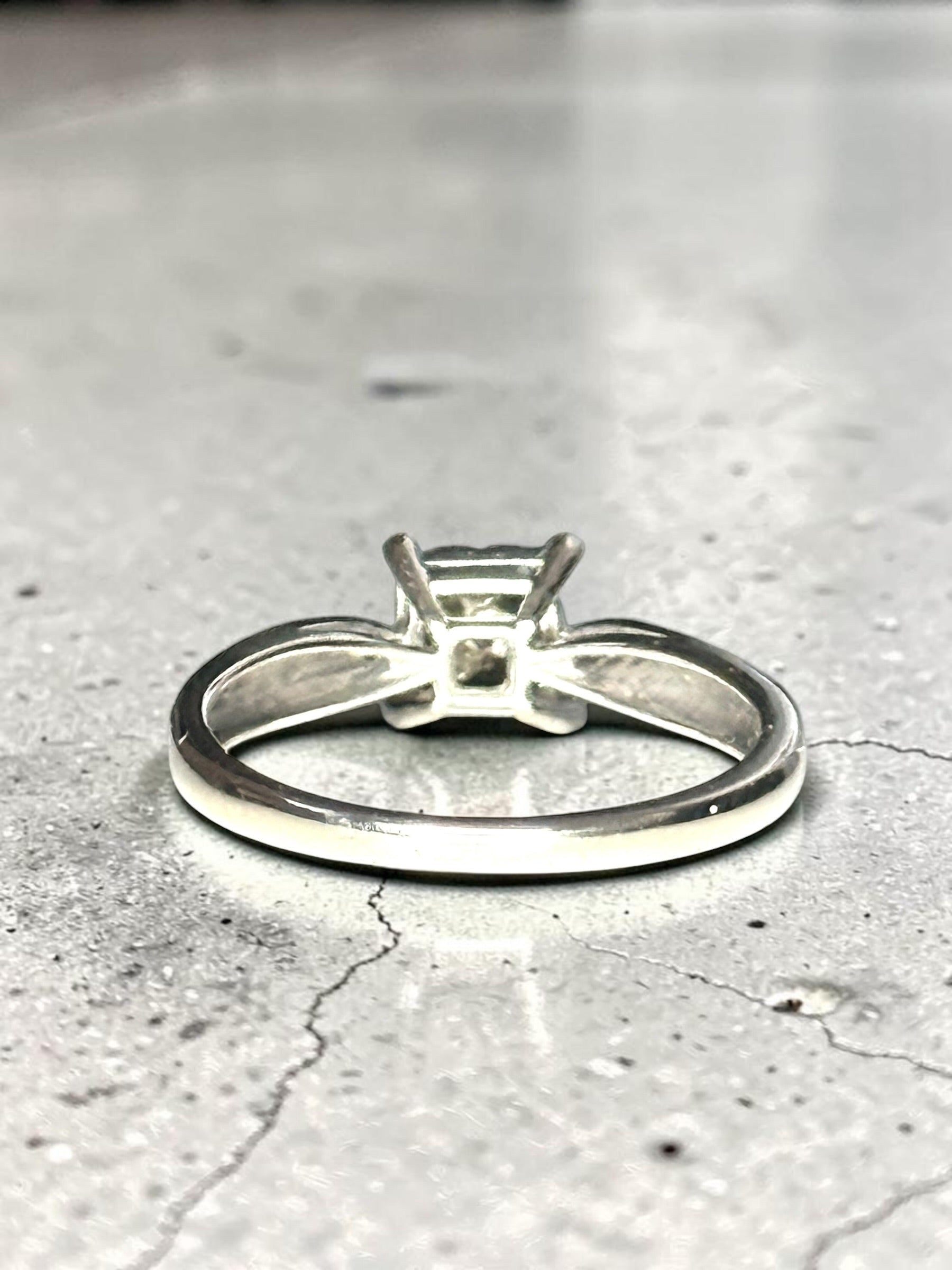 Gorgeous 9ct White Gold Diamond Cluster Ring
