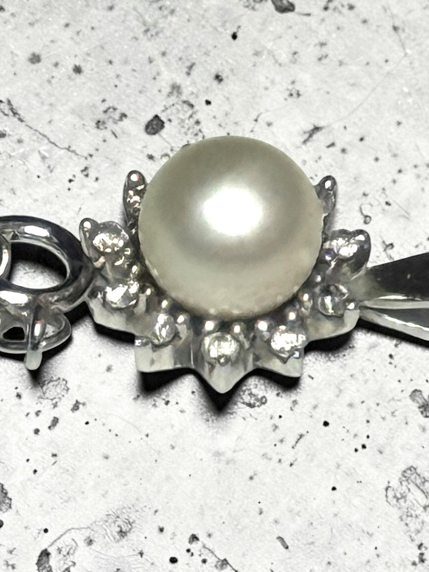 Pretty 9k White Gold Cultured Pearl & Diamond Pendant & 9K 18" Chain