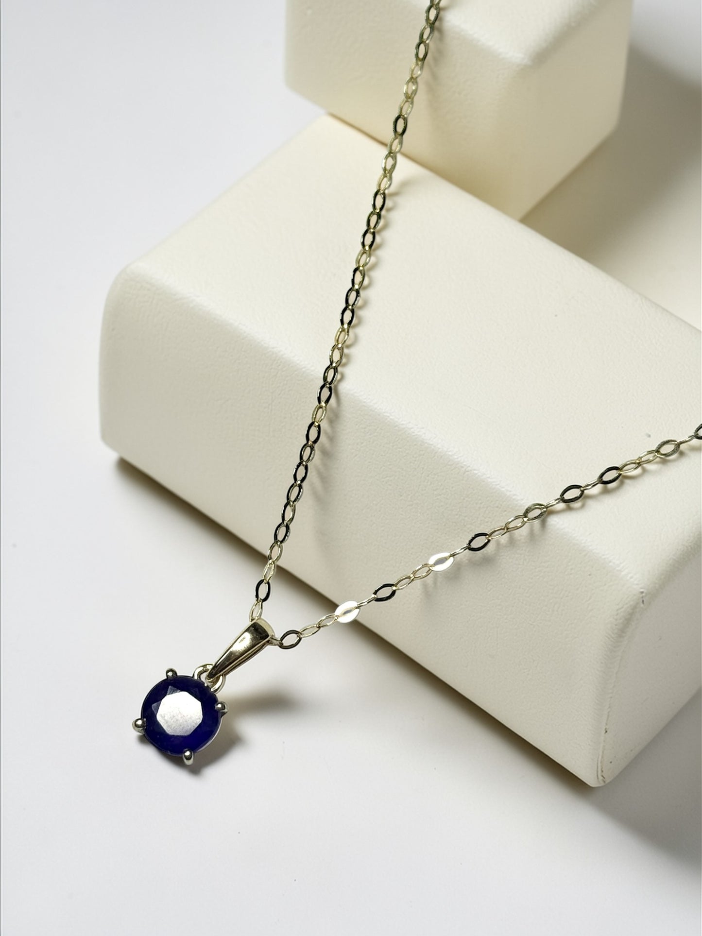 New AAA Sapphire 9ct Gold Pendant & 18" 9ct Gold Chain