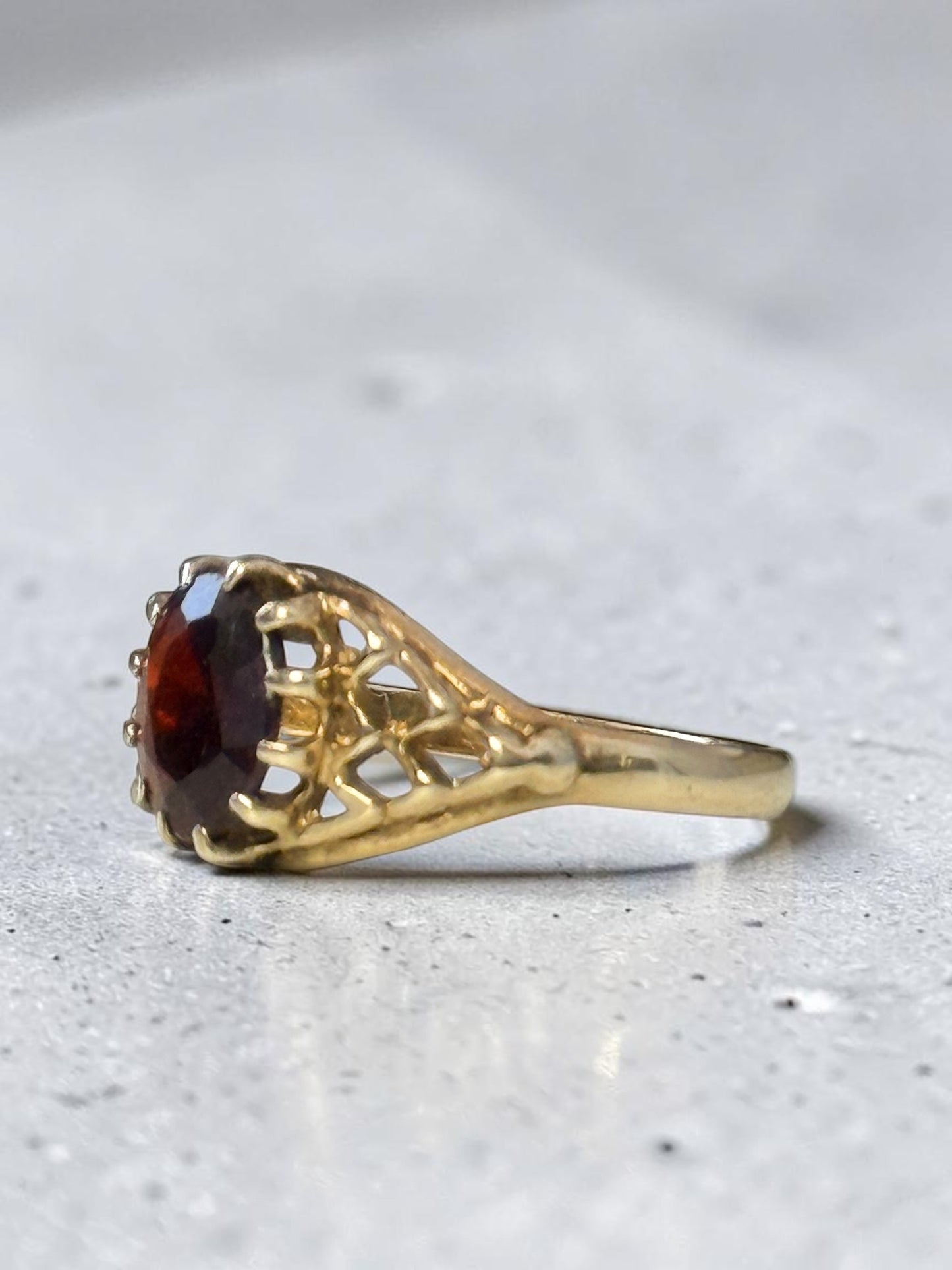 Vintage Garnet Decorative Solitaire 9K Gold Ring Hallmarked
