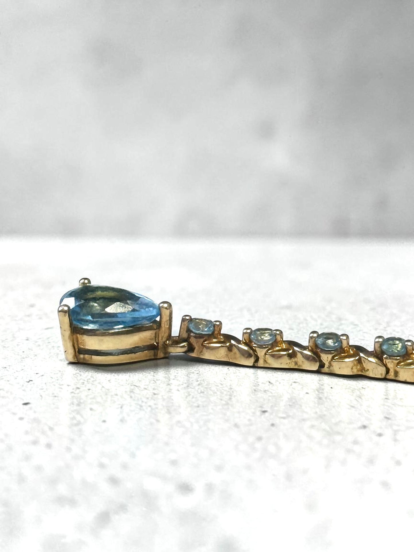 Stunning 9k Gold Topaz Articulate Drop Pendant & 18" Chain