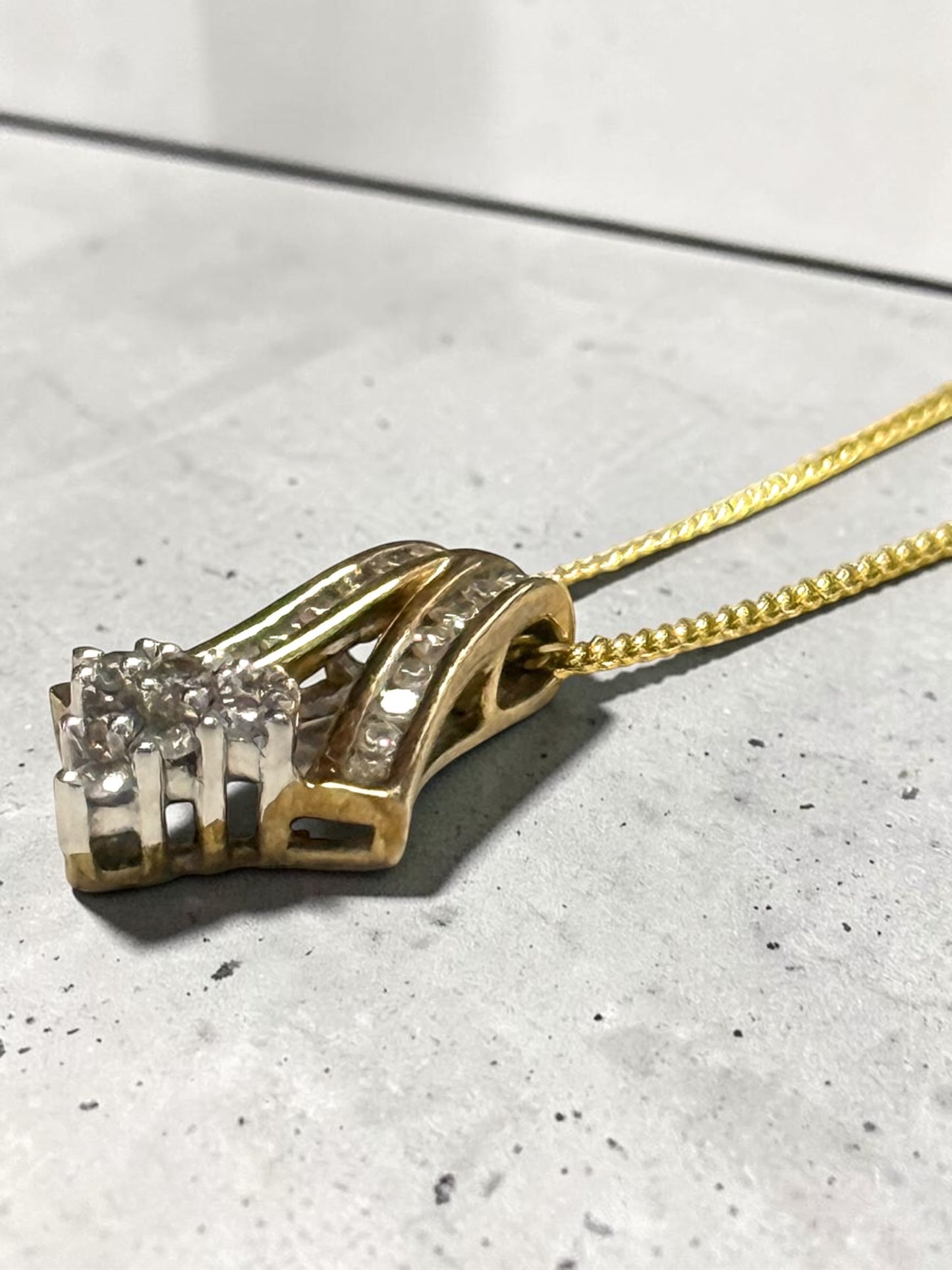 Very Sparkly 0.37ct Diamond 9k Pendant & 18" Chain