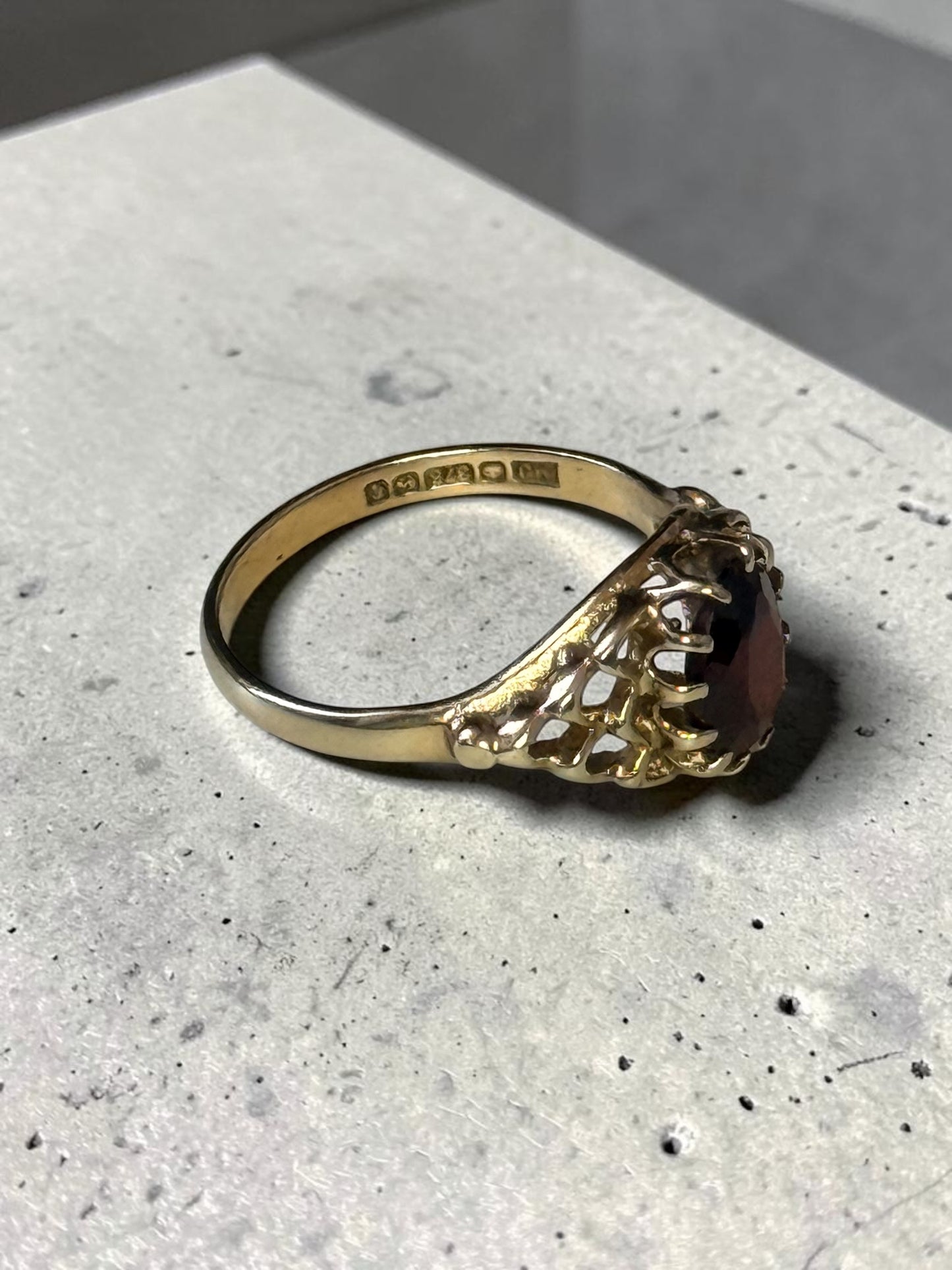 Vintage Garnet Decorative Solitaire 9K Gold Ring Hallmarked