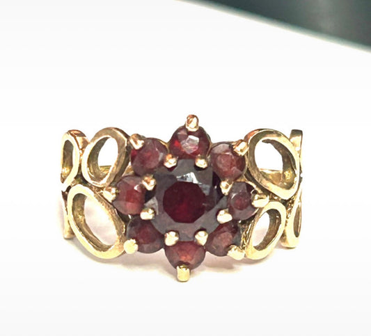 Vintage 1972 Garnet Decorative 9ct Gold Ring