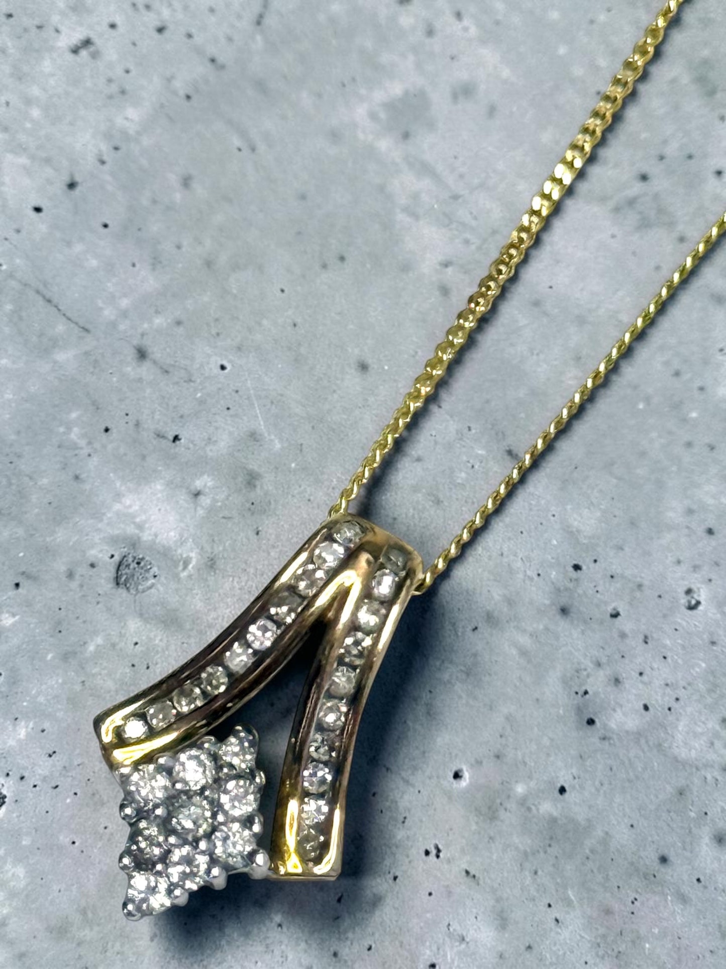 Very Sparkly 0.37ct Diamond 9k Pendant & 18" Chain