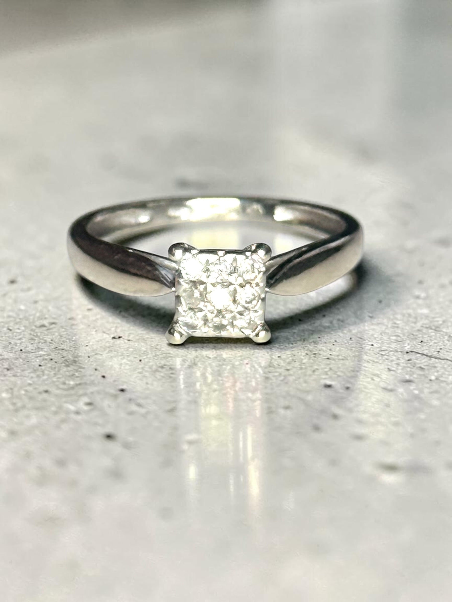 Gorgeous 9ct White Gold Diamond Cluster Ring
