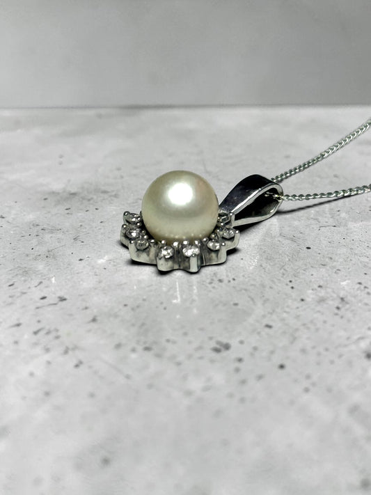 Pretty 9k White Gold Cultured Pearl & Diamond Pendant & 9K 18" Chain