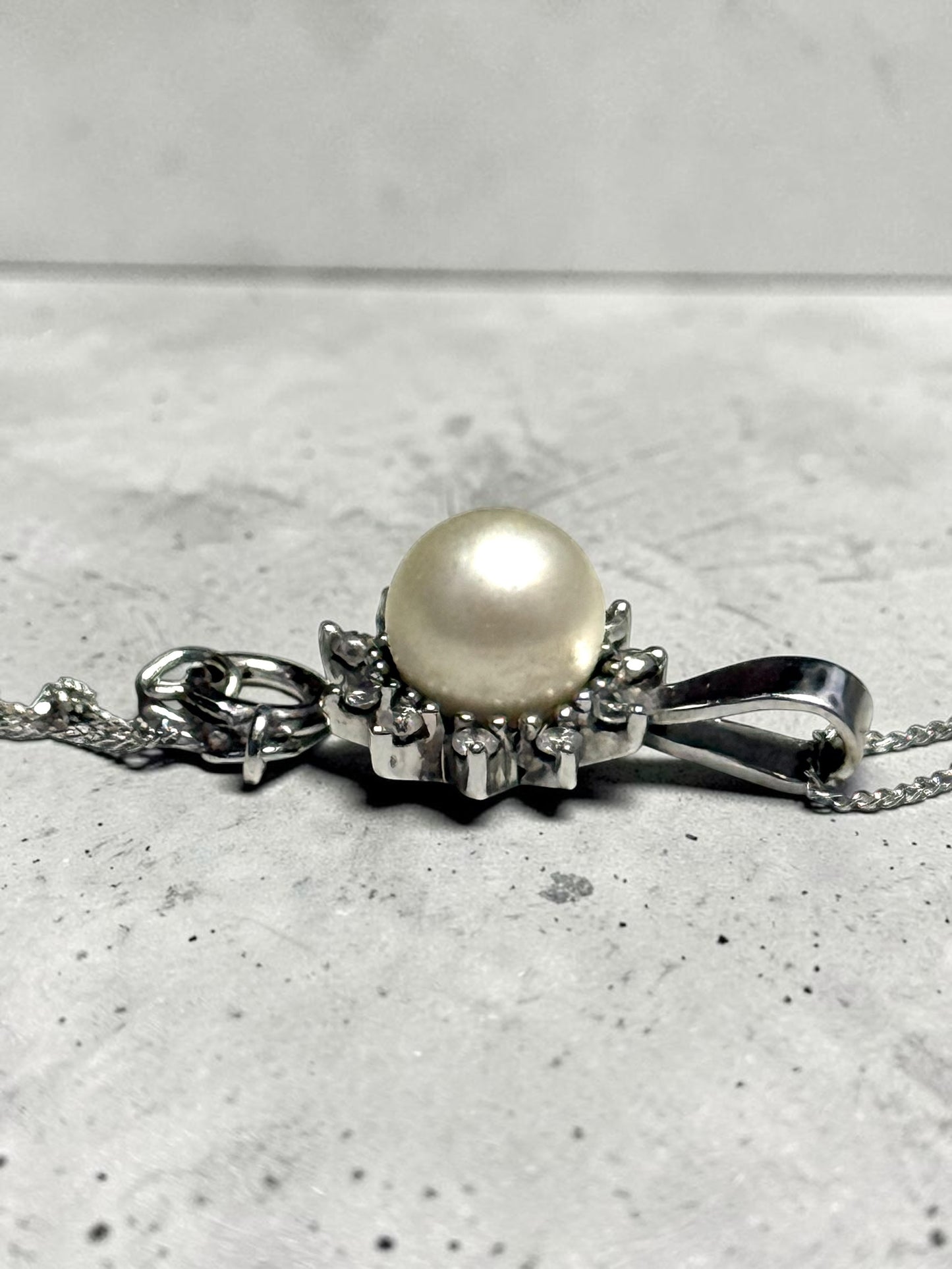 Pretty 9k White Gold Cultured Pearl & Diamond Pendant & 9K 18" Chain