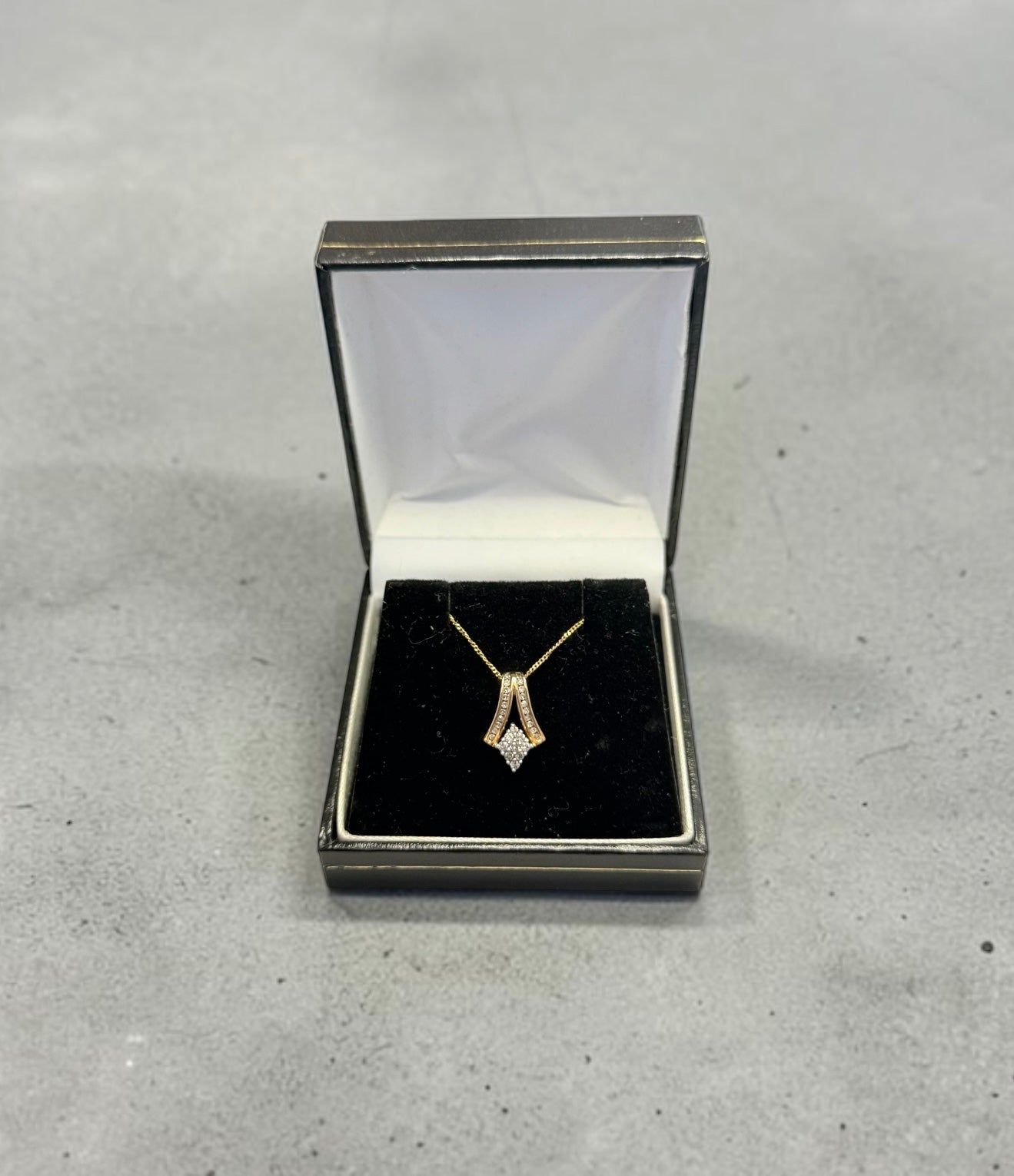 Very Sparkly 0.37ct Diamond 9k Pendant & 18" Chain