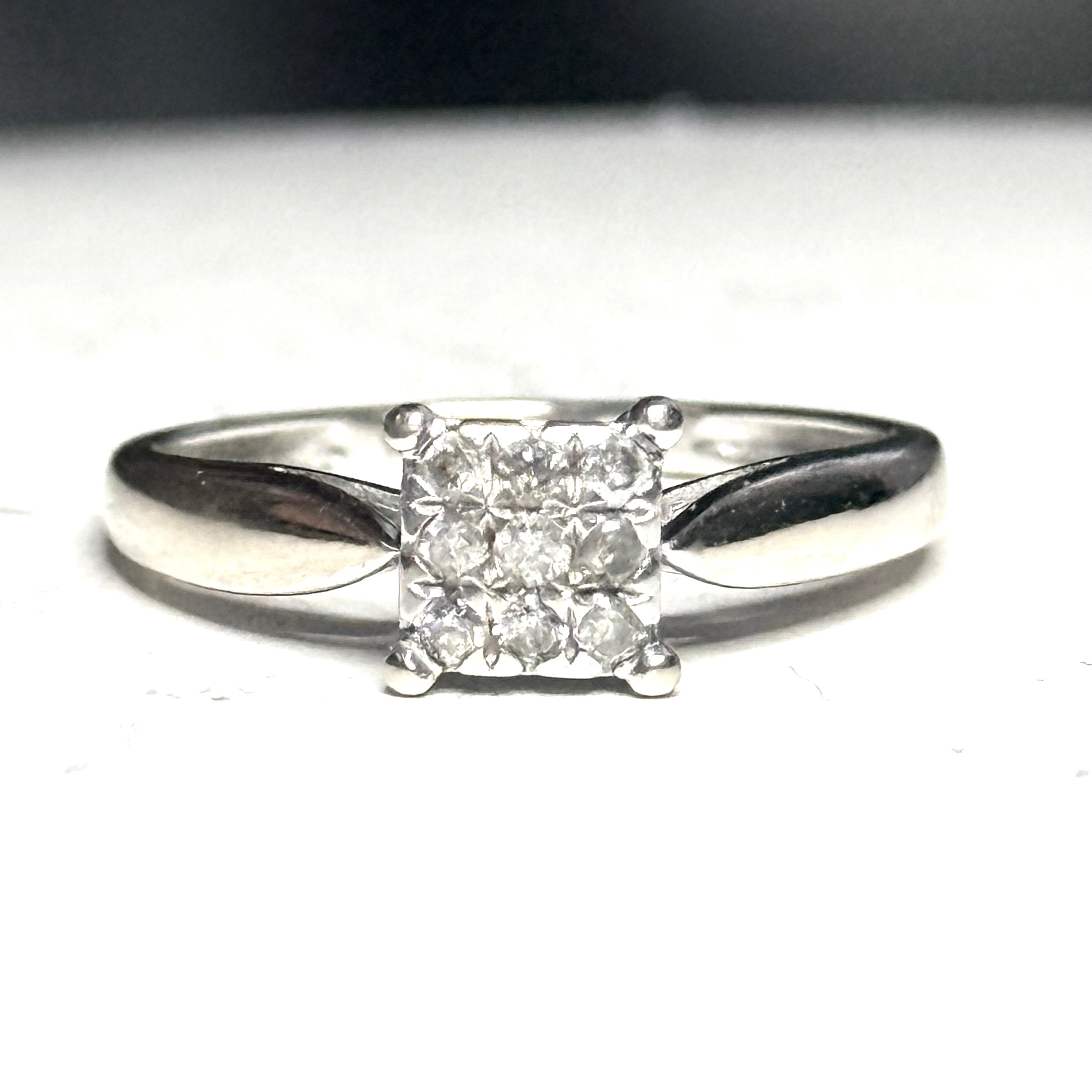 Gorgeous 9ct White Gold Diamond Cluster Ring