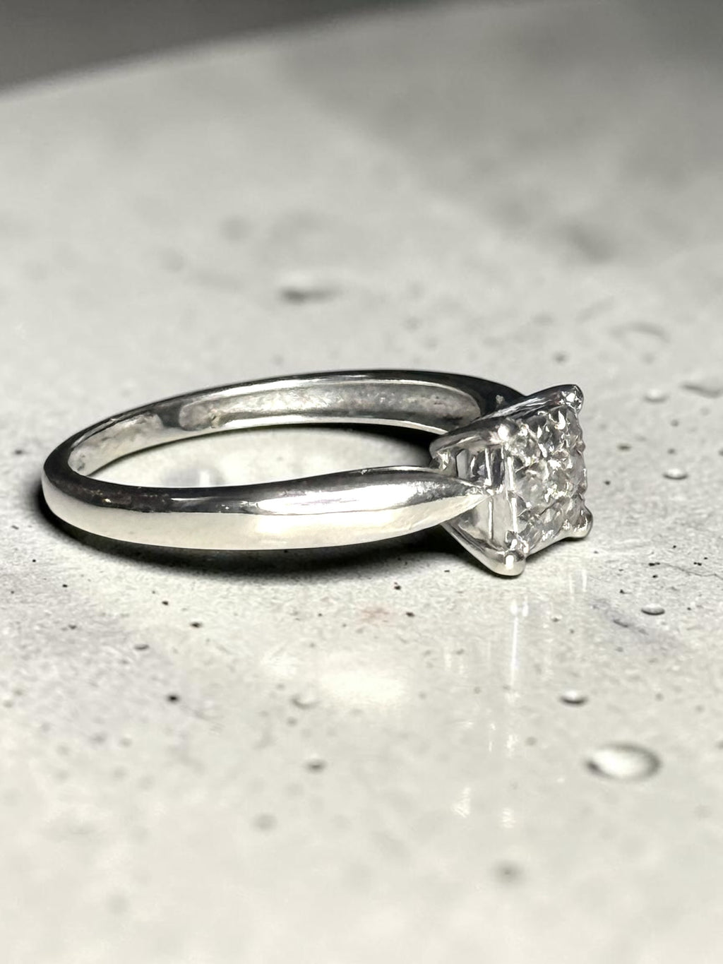 Gorgeous 9ct White Gold Diamond Cluster Ring