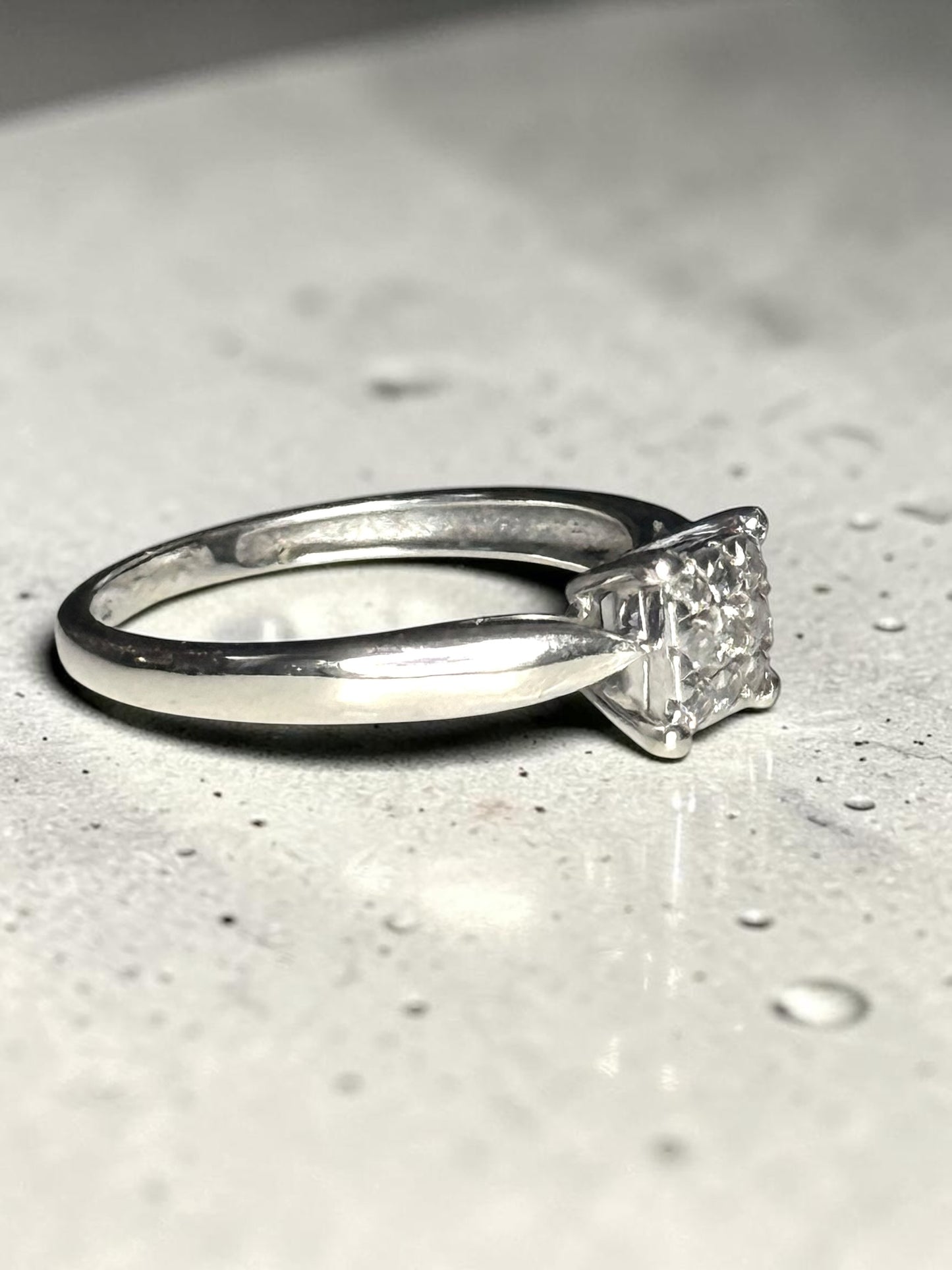 Gorgeous 9ct White Gold Diamond Cluster Ring