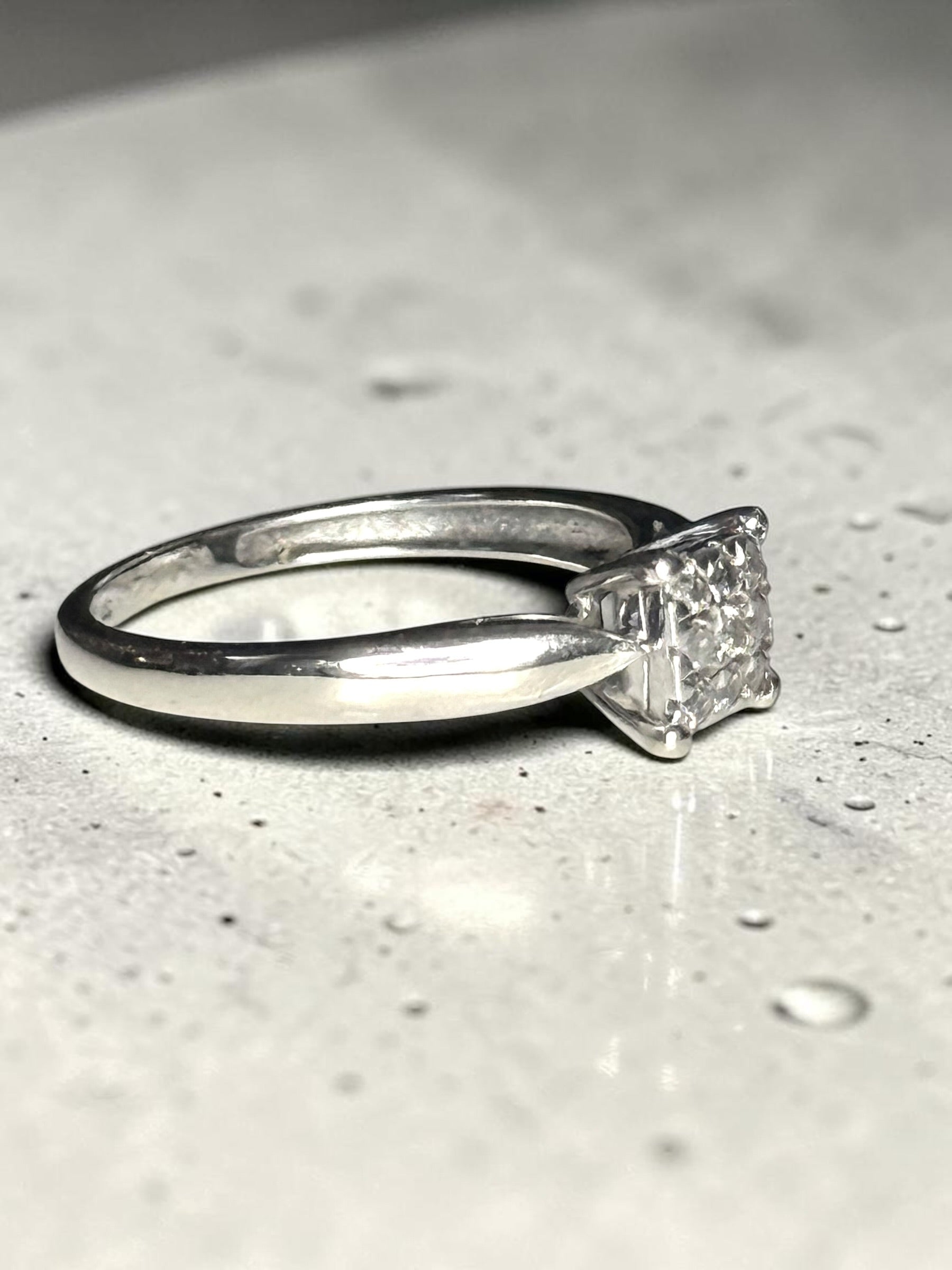 Gorgeous 9ct White Gold Diamond Cluster Ring