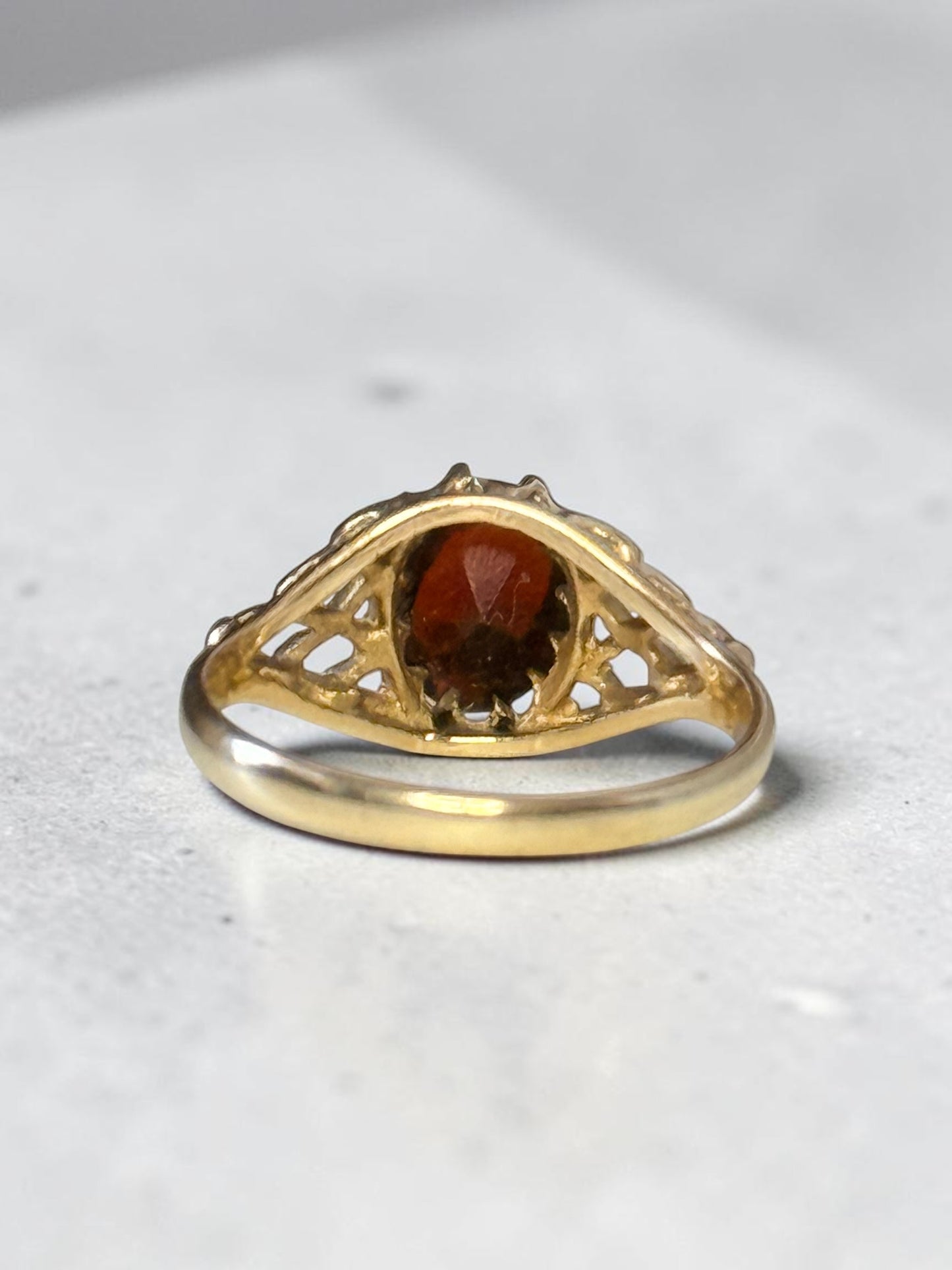 Vintage Garnet Decorative Solitaire 9K Gold Ring Hallmarked