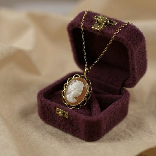 Totally Back In Fashion Vintage Shell Cameo Gold Pendant & Chain